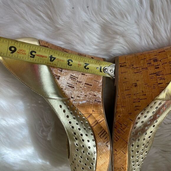 Steve Madden  Visible leather gold perforated slip on wedge peep toe heels SZ 8M - Picture 6 of 10
